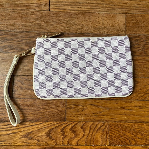 Daisy Rose Handbags - White checkered wristlet